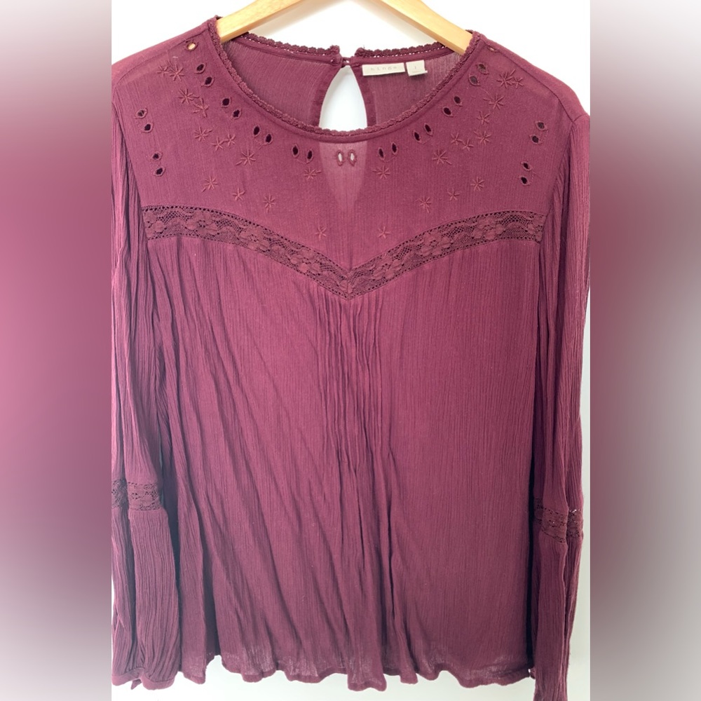 Hinge long-sleeved boho blouse with lace trim. Burgundy. Size L.